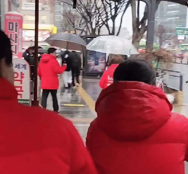 나경원 전 의원이 이수역교차로 인근에서 시민들과 퇴근길 인사를 나누러 뛰어 가는 모습 /사진=정경훈 기자