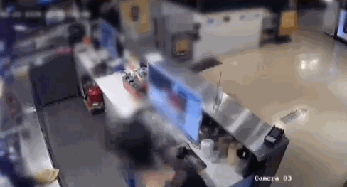 피시방에서 알바생인 척 손님을 안내하고 돈을 훔쳐 달아난 남성 /영상=JTBC '사건반장'