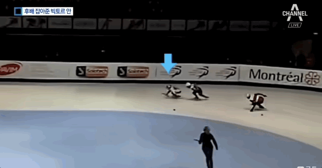 2018 쇼트트랙 세계선수권대회 500m 예선에서 린샤오쥔(당시 임효준)이 넘어지려 하자 뒤따르면 빅트로 안이 손을 뻗어 중심을 잡도록 도와줬다. /영상=채널 A 갈무리 