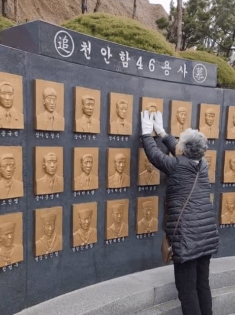 고(故) 민평기 상사 유가족인 윤청자씨가 26일 오전 11시 천안함 46용사 추모식 이후 아들의 추모비를 어루만지고 한동안 고개를 들지 못했다. / 영상=김인한 기자