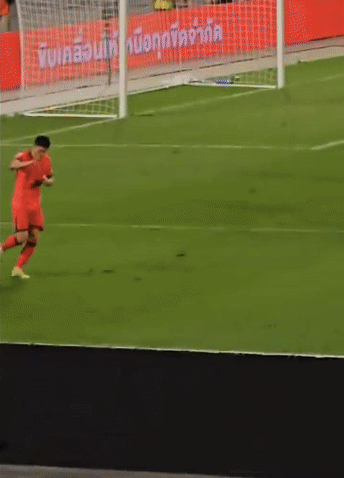 지난 26일 태국 방콕 라자망갈라 스타디움에서 열린 '2026 FIFA 북중미 월드컵' 아시아 2차 예선 C조 4차전 대한민국과 태국의 경기 종료 후 한국 대표팀 주장 손흥민이 관중석에 남은 태국 팬들에게 인사하는 모습. /사진=X(옛 트위터) 캡처 