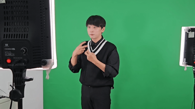 김리후 서울특별시농아인협회(서울특별시농아인협회) 미디어팀 직원(34)이 2일 오후 서울 서대문구수어통역센터에서 총선 안내 수어영상을 촬영하고 있다. /영상=정세진 기자 