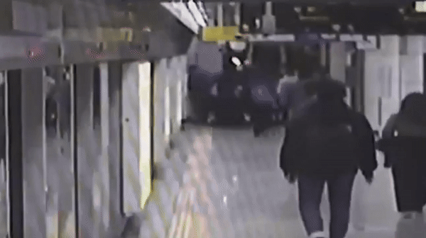 9일 서울경찰청 지하철경찰대(지하철경찰대)에 따르면 지난 5일 오전 8시20분쯤 서울지하철 5호선 강동역 승강장에서 50대 남성 A씨가 정신을 잃고 쓰러졌다. 시민들이 도움을 청하는 모습/영상=서울경찰청 지하철경찰대