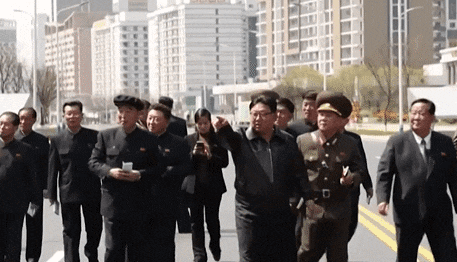 김정은 북한 노동당 총비서 겸 국무위원장이 지난 5일 평양 화성지구 2단계 1만 세대 살림집(주택) 건설 현장을 현지지도했다고 조선중앙TV가 6일 보도했다. 김 위원장 뒤로 현송월 노동당 선전선동부 부부장이 휴대폰을 만지고 있다. / 영상=뉴시스(조선중앙TV 캡처)