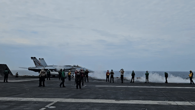 미국 원자력(핵) 추진 항공모함 '시어도어 루즈벨트'(CVN-71·10만t급)에서 F/A-18 슈퍼 호넷 전투기가 쏘아 올려지는 모습. 통상 항공모함에선 이륙 거리가 짧아 '캐터펄트'(catapult·사출장치)를 통해 전투기를 밀어 올려준다. / 영상=국방부 공동취재단