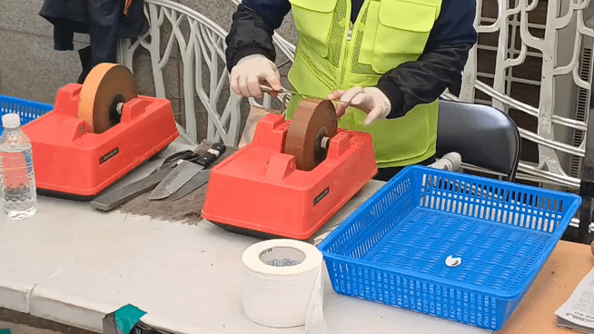 17일 오후 1시20분쯤 칼을 가는 모습. 주민들은 칼갈이를 정말 오랜만에 본다면서도 서비스가 너무 좋다고 말하며 처음 본 이웃과도 수다를 떨었다/사진제공=오석진 기자