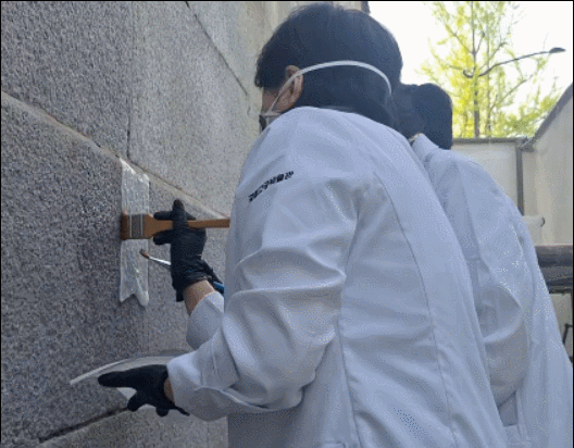 18일 오전 9시쯤 서울 종로구 경복궁 영추문 앞에서 문화재청 유물과학과 직원들이 젤란검을 벽에 붙이고 있다. /영상=김지은 기자