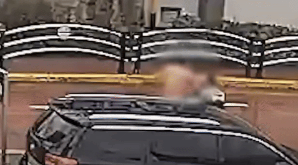 지난 3월25일 오후 3시30분쯤 울산 울주경찰서에 112 신고가 연이어 접수됐다. 한 남성이 술에 취한 채 차도로 들어오더니 입고 있던 웃옷을 벗어던지고 도로 한중간에 누워버리는 등 소란을 부린다는 내용이었다. 신고를 접수한 울주경찰서 온양파출소 김현석 경장(40)이 남성을 제압하는데 걸린 시간은 단 2초에 불과했다./영상=경찰청 유튜브