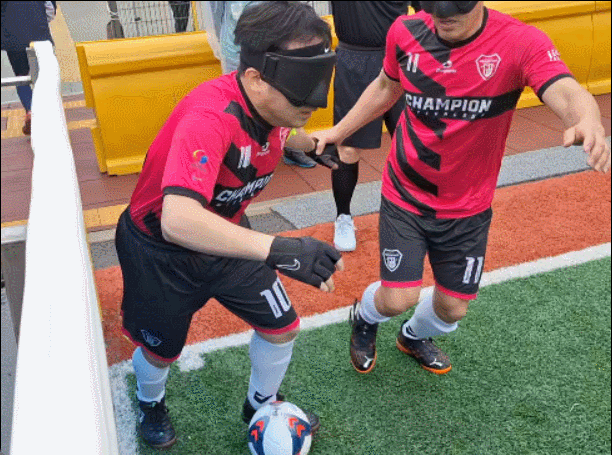 지난 20일 오전 11시쯤 서울 송파구의 시각장애인 전용 축구장. 시각장애인들이 검은색 안대를 쓰고 축구 경기를 하고 있다. /영상=김지은 기자