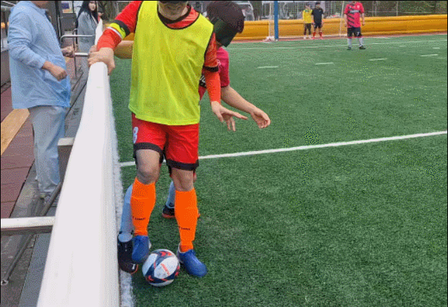 지난 20일 오전 11시쯤 서울 송파구의 시각장애인 전용 축구장. 시각장애인들이 검은색 안대를 쓰고 축구 경기를 하고 있다. /영상=김지은 기자