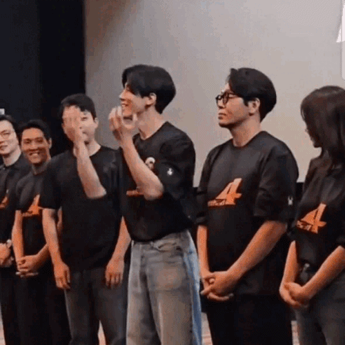 배우 김무열이 영화 '범죄도시4' 무대인사 중 청각장애인 관객들을 위해 수어로 인사를 하고 있다. /사진=ABO엔터테인먼트