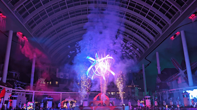 국내 최초의 실내 테마파크 롯데월드 어드벤처가 개원 35주년을 맞아 새롭게 선보인 야간 퍼레이드 'WOLD OF LIGHT'(월드 오브 라이트) 중 마지막 순서인 폭죽놀이 모습. '더 라이트 오브 더 하트'라는 구 형태의 조형물에서 불꽃놀이가 진행된다./사진=김온유 기자