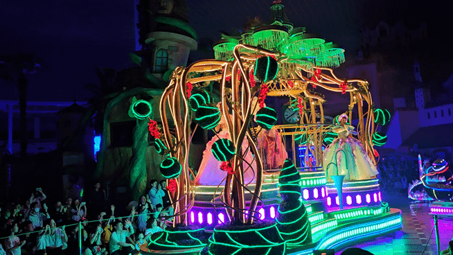 국내 최초의 실내 테마파크 롯데월드 어드벤처가 개원 35주년을 맞아 새롭게 선보인 야간 퍼레이드 'WOLD OF LIGHT'(월드 오브 라이트)의 모습. 롯데월드는 퍼레이드 개발에만 100억원을 투자했다. 이번 월드 오브 라이트 기획에는 해외 유명 테마파크인 유니버셜과 디즈니 등과 협업했던 전문가들이 함께했다./사진=김온유 기자