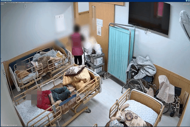 지난달 10일 인천 남동구의 한 요양원에서 촬영된 CCTV(폐쇄회로) 영상. 60대 요양보호사가 80대 여성을 학대한 정황이 담겨있다./영상=독자제공