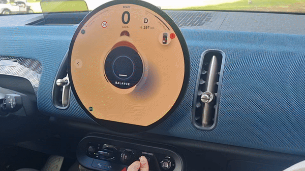 포르투갈 카스카이스에서 열린 뉴 올-일렉트릭 미니(MINI) 컨트리맨 글로벌 미디어 출시행사에서 공개된 뉴 올-일렉트릭 MINI 컨트리맨. /카스카이스(포르투갈)=강주헌 기자