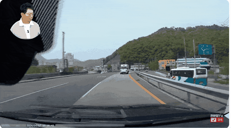최근 60대 할머니가 2살 손녀를 태우고 질주해 차량이 전복된 사고 관련 영상 /영상=유튜브 채널 '한문철TV'