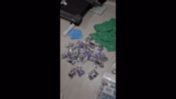 서울경찰청 형사기동대는 각각 다른 3개의 조직에서 총 44명을 사기 혐의로 검거하고 이 중 5명을 구속 상태로 검찰에 송치했다고 21일 밝혔다. 법인 명의로 허위 렌탈계약서를 작성하고 국내 유명 렌탈업체로부터 양문형 냉장고, 정수기, 스타일러 등 고가의 가전제품을 임대받아 시세보다 저렴하게 처분하는 '렌탈깡' 수법으로 2017년 10월부터 2022년 9월까지 총 920회에 걸쳐 26억원 상당을 가로챈 혐의를 받는다. 범행 일당이 가지고 있던 유명 정수기 브랜드 필터./영상=서울경찰청 형사기동