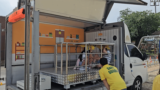 21일 충남 논산에 위치한 벌곡초등학교에서 '학생(어린이) 주도 재난안전훈련'이 진행됐다. 이날 훈련에 포함된 '안전체험교실' 프로그램의 모습. 지진 발생 후 흔들리는 실내에서 어떻게 대처해야 할지 직접 행동해보는 프로그램이다./사진=김온유 기자