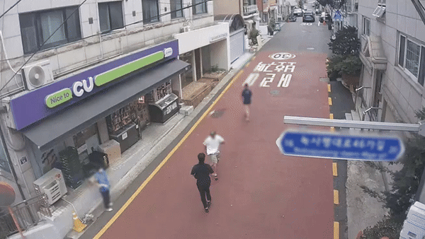 2023년 9월 초, 서울 용산구에서 리딩방 조직 운영팀장 C씨(흰색 상의)가 경찰에 검거됐다. 한지우 경사가 도망치는 C씨를 추적해 검거한 영상./영상=경기북부경찰청 사이버범죄수사대