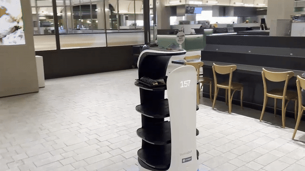 30일 새롭게 오픈한 타임빌라스 수원 '다이닝 애비뉴'에서 서빙 로봇이 이동하고 있다. /영상=하수민기자