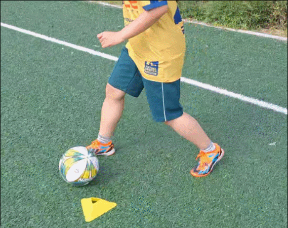 30대 허의진씨가 V컷 연습을 하고 있는 모습. /영상=김지은 기자