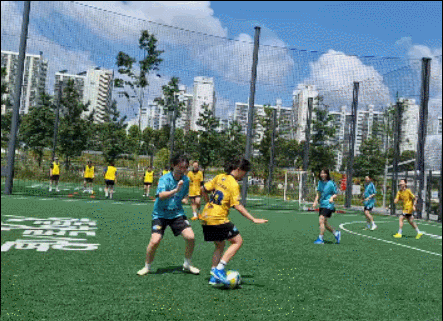 지난 1일 오전 9시쯤 서울 영등포구 안양천에서 여성 풋살 자체 경기가 이어지고 있다. /영상=김지은 기자