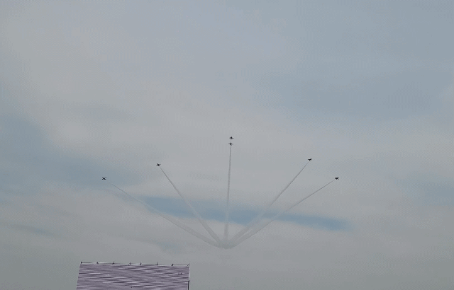7일 경기도 수원 공군기지에서 열린 F-4E 팬텀(도깨비) 퇴역식에서 '후배 전투기' F-16, KF-16, FA-50, RF-16, F-15K, F-35A가 순서대로 행사장 상공에 진입해 축하비행을 펼쳤다. / 영상=김인한 기자