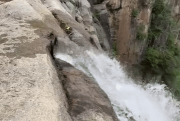 한 중국 누리꾼이 중국 허난성 윈타이산 윈타이톈폭포 정상에서 대형 수도관을 이용해 인위적으로 물을 공급 중인 모습을 촬영한 영상 /영상=더우인