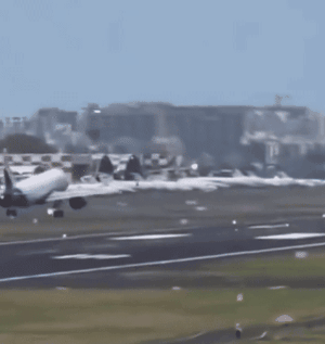 지난 8일(현지 시간) 인도 뭄바이 공항에서 비행기 두 대가 동시에 이륙과 착륙을 해 충돌할 뻔한 상황. /영상=데일리메일