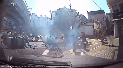 지난 13일 서울 종로구 독립문역 사거리 사고 현장 목격자의 차량 블랙박스 영상. 전복된 차량을 보고 시민들이 힙을 합쳐 차주와 아이를 구조하고 있다./영상=온라인 커뮤니티 '보배드림'