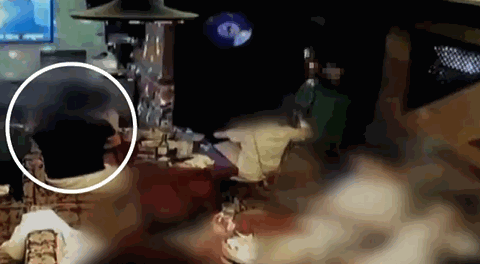 지난 9일 서울의 한 노래연습장에서 한 여성이 남성의 머리를 소주병으로 내리치는 모습 /영상=JTBC '사건반장'