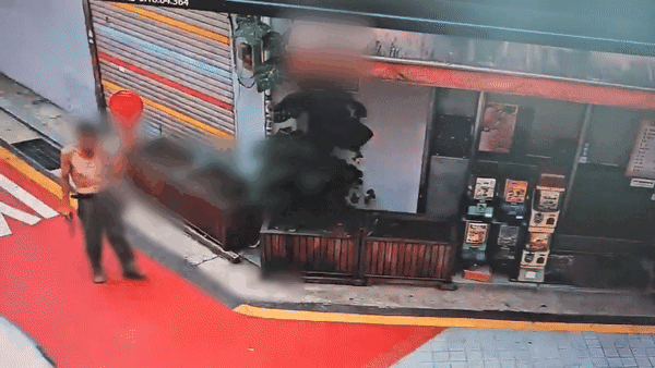 지난 11일 오전 5시쯤 서울 구로구 개봉동 한 주택가에서 A씨가 상의를 탈의한 채 흉기를 들고 길거리를 돌아다니고 있다.