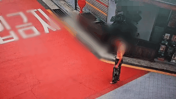 지난 11일 오전 5시쯤 서울 구로구 개봉동 한 주택가에서 A씨가 상의를 탈의한 채 흉기를 들고 길거리를 돌아다니고 있다.