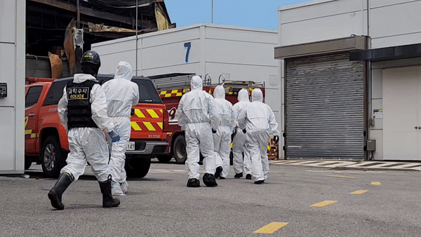 경기 화성시 소재 리튬전지 제조공장 아리셀에서 발생한 화재로 30명의 사상자가 난 가운데 화재 원인을 밝히기 위한 경찰·소방 합동 감식이 25일 진행됐다. 화재현장으로 향하는 화재감식반./영상=최지은 기자
