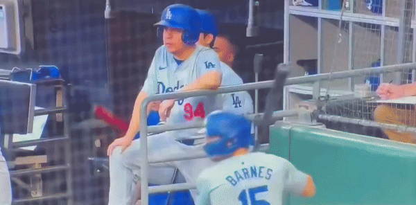 지난 26일(현지시간) 미국 일리노이주 시카고에서 열린 LA 다저스와 시카도 화이트삭스 경기에서 다저스 더그아웃으로 날아온 헤르난데스의 파울볼을 배트보이 하베에르 에레라가 날렵하게 잡아내 오타니 쇼헤이를 구해냈다./사진=MLB닷컴 영상