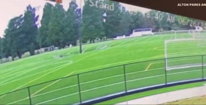 지난 27(현지시간) 미국 뉴욕포스트 등 여러 현지 언론은 일리노이주 고든 무어 공원의 축구장 한가운데에 거대한 싱크홀이 생기는 일이 26일 오전 9시쯤 발생했다고 보도했다. 당시 CCTV 영상./영상=X(엑스, 구 트위터)