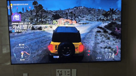 삼성 '게이밍허브'를 사용해 레이싱 게임 '포르자 호라이즌'을 플레이하는 모습. / 영상 = 오진영 기자