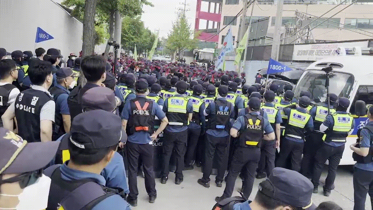 1일 경기도 부천의 한 레미콘 공장 앞에 용차들이 레미콘 운반을 위탁받아 운송 나가는 길을 지입제 차주 400여명이 가로막으려 해 경찰이 출동한 일이 있었다./사진=독자 제공.