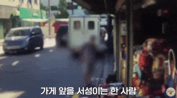 거리를 맨발로 돌아다니며 판매 중인 상품을 계산도 하지 않고 갖고 달아나려 한 남성이 마약을 투약한 것으로 드러나 경찰에 구속됐다. /영상=경찰청 유튜브 공식 채널