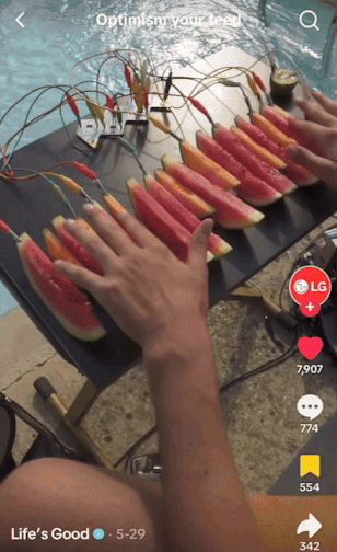 수박을 건반처럼 두드리며 연주하는 청량한 색감의 영상./사진=LG 플레이리스트 '소셜미디어, 미소로 채우다(Optimism your feed)' 중