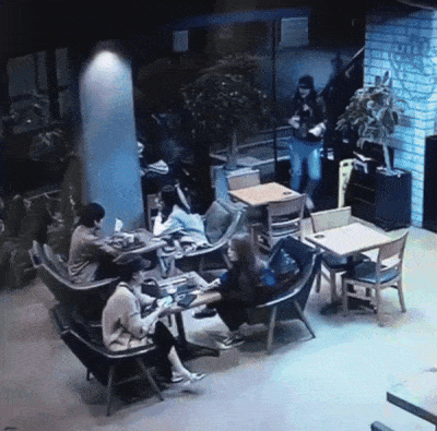 서울 강남역 인근 한 카페에서 '묻지마 식빵 테러'를 당한 여성이 지난 2일 공개한 CC(폐쇄회로)TV 영상. /출처=인스타그램 @lapotogo 영상