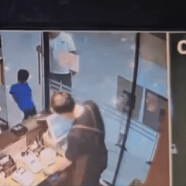 가게 유리문에 손이 끼인 남자아이. /사진=보배드림 인스타그램