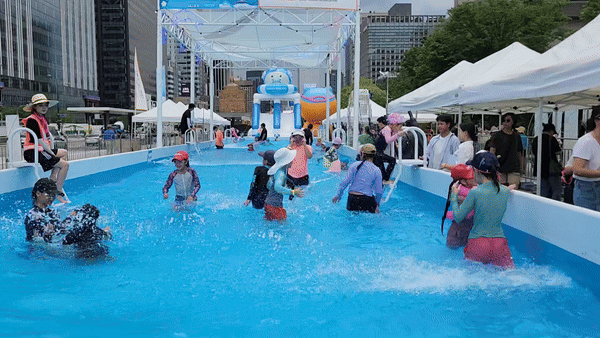 26일 서울 종로구 광화문 광장에는 대형 워터 슬라이드와 수영장이 들어섰다. 수영장 안에서 아이들이 물놀이를 즐기고 있다./영상=최지은 기자