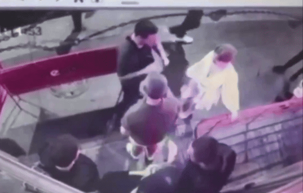 생일파티에 초대하지 않은 전 남자친구가 찾아와 신체 접촉을 시도하자 주먹을 휘둘러 제압한 러시아 여성의 모습./영상=엑스