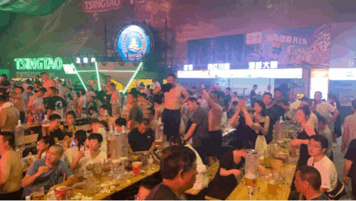 해방구가 아니라면 무엇이라 설명하랴. 칭다오 맥주축제 칭다오맥주관 안에서 벌어진 공연에 열광하는 중국인들./영상=우경희 기자 