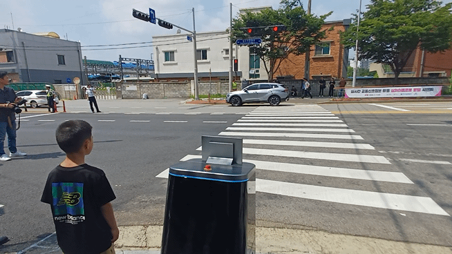 9일 오전 11시쯤 보행자 신호등이 녹색으로 바뀌자 DAL-e delivery 모델이 실시간 교통정보를 받아 움직이고 있다. /오석진 기자 