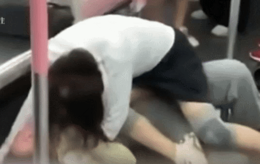 중국의 출근길 지하철 안에서 여성 두 명이 난투극을 벌이는 모습. /사진=뉴시스, @百姓关注