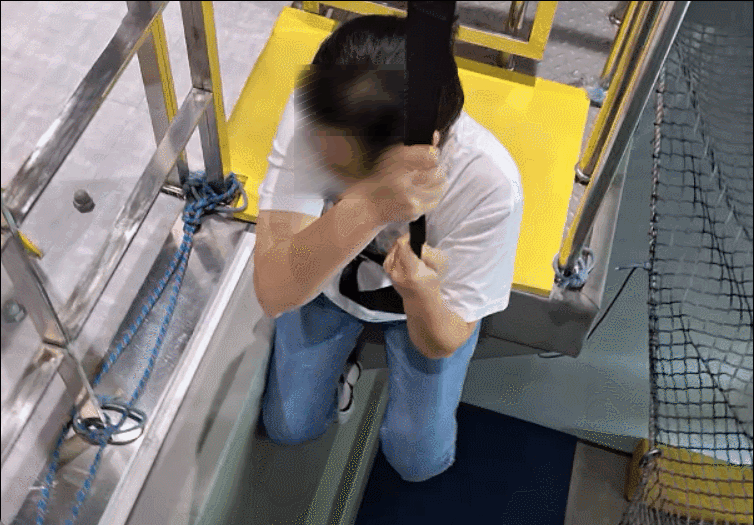 지난달 28일 인천 서구 가정동의 인천 국민안전체험관. 기자가 직접 완강기를 차고 5~6m 높이에서 바닥에 착지하는 모습. /영상=김지은 기자