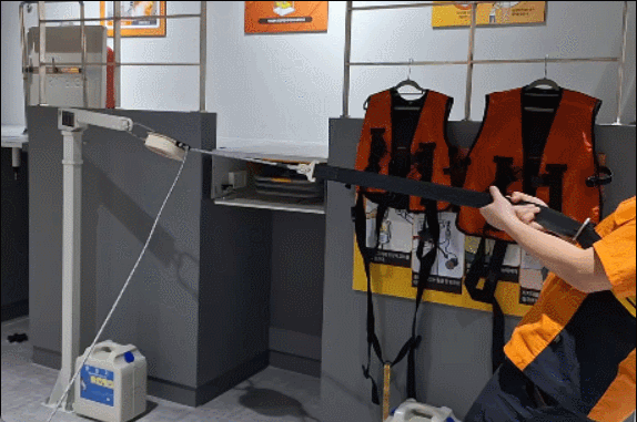 벨트를 잡고 창 밖을 넘어서 벽을 발로 짚으며 천천히 내려가면 된다./영상=김지은 기자