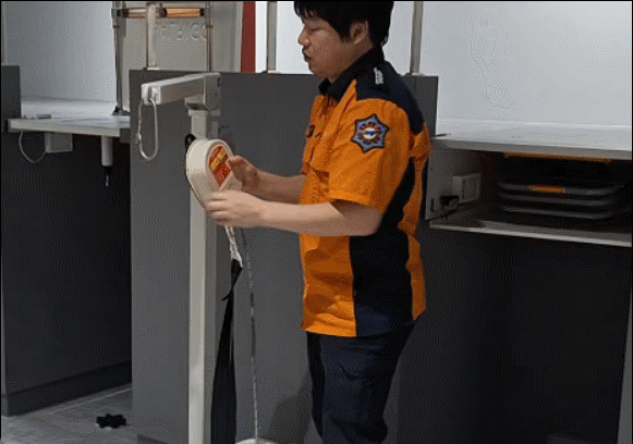 다음으로 지지대에 고리를 걸면 모든 준비는 끝난다. /영상=김지은 기자